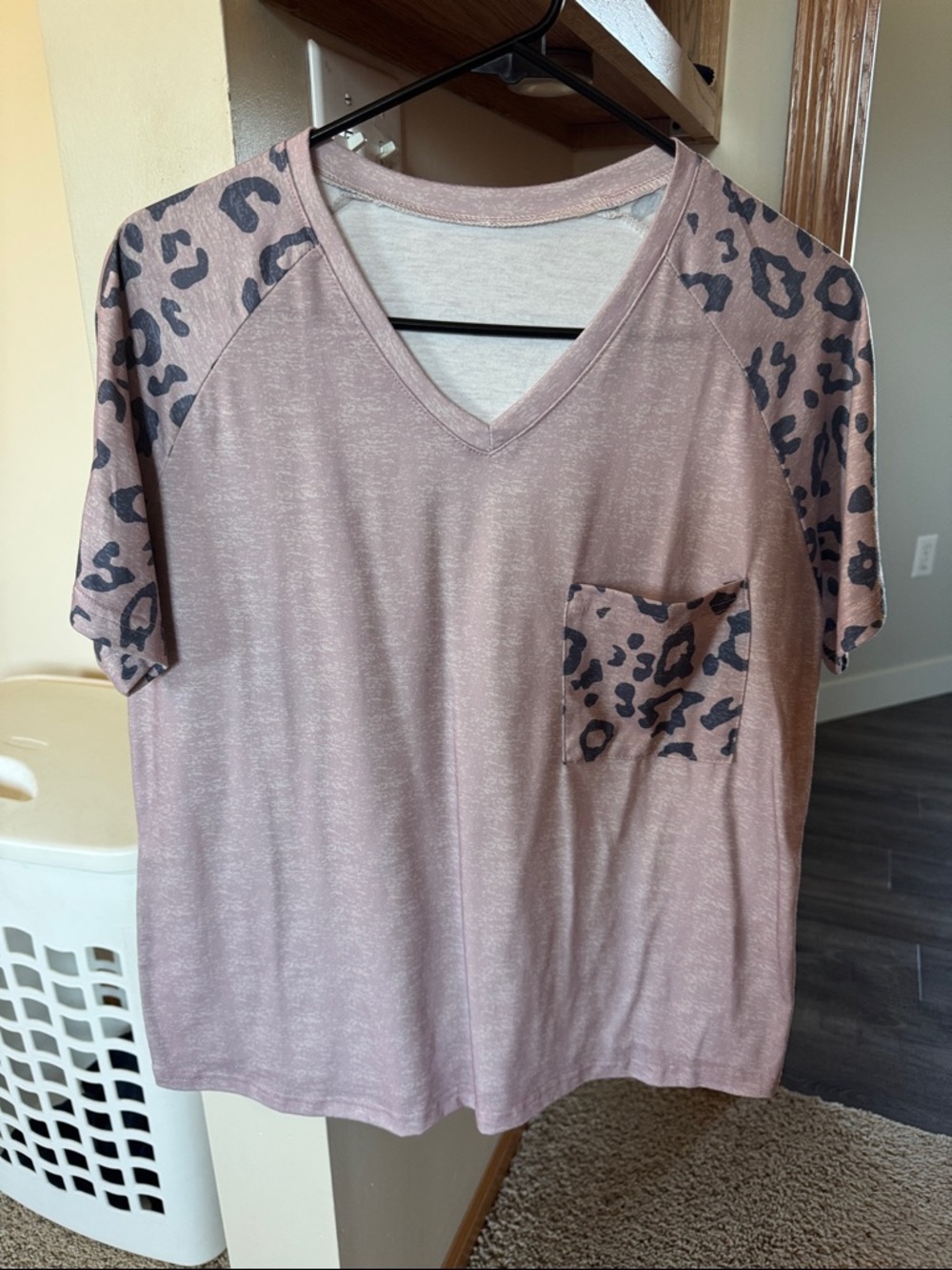 SHEIN Women’s V-Neck Short Sleeve Top with Leopard Accent - Dusty Pink/purple